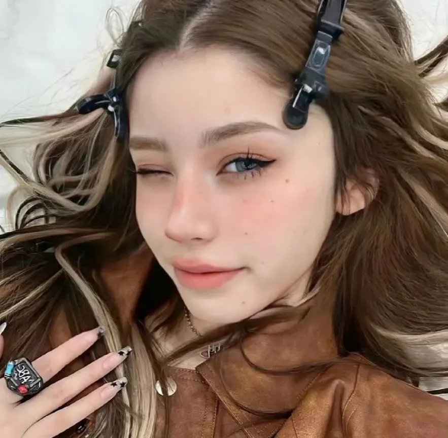 她比烟花寂寞